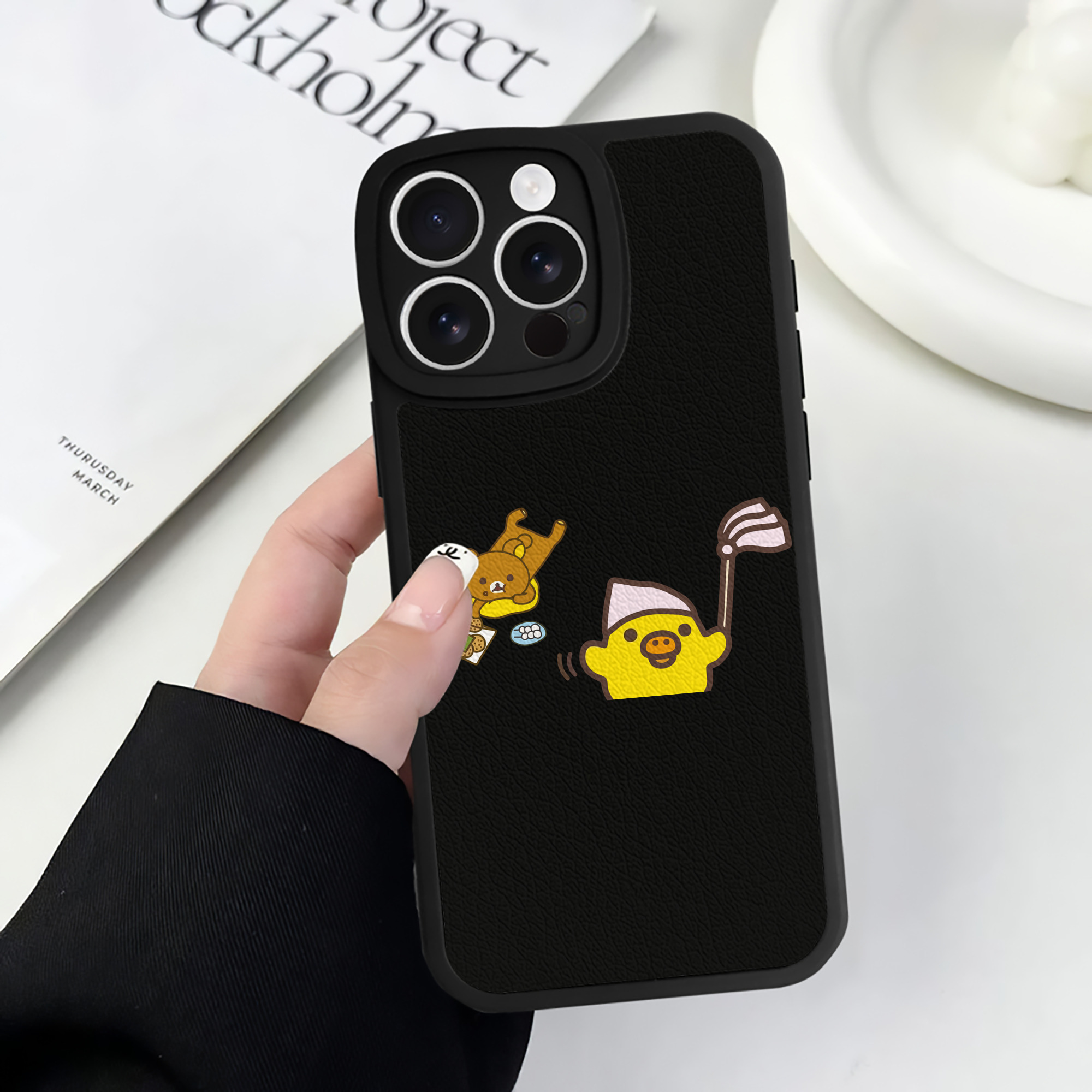 （画像用） リラックマ リラックマ キイロイトリ Rilakkuma Korilakkuma Kiiroitori 【iPhone 16シリーズ対応】シリコンスマホケース（レザー調） 材質：シリコン